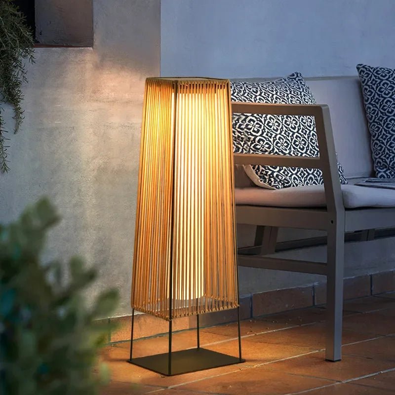 Solar Powered Waterproof Outdoor Courtyard Lamp - Hans Lumiere